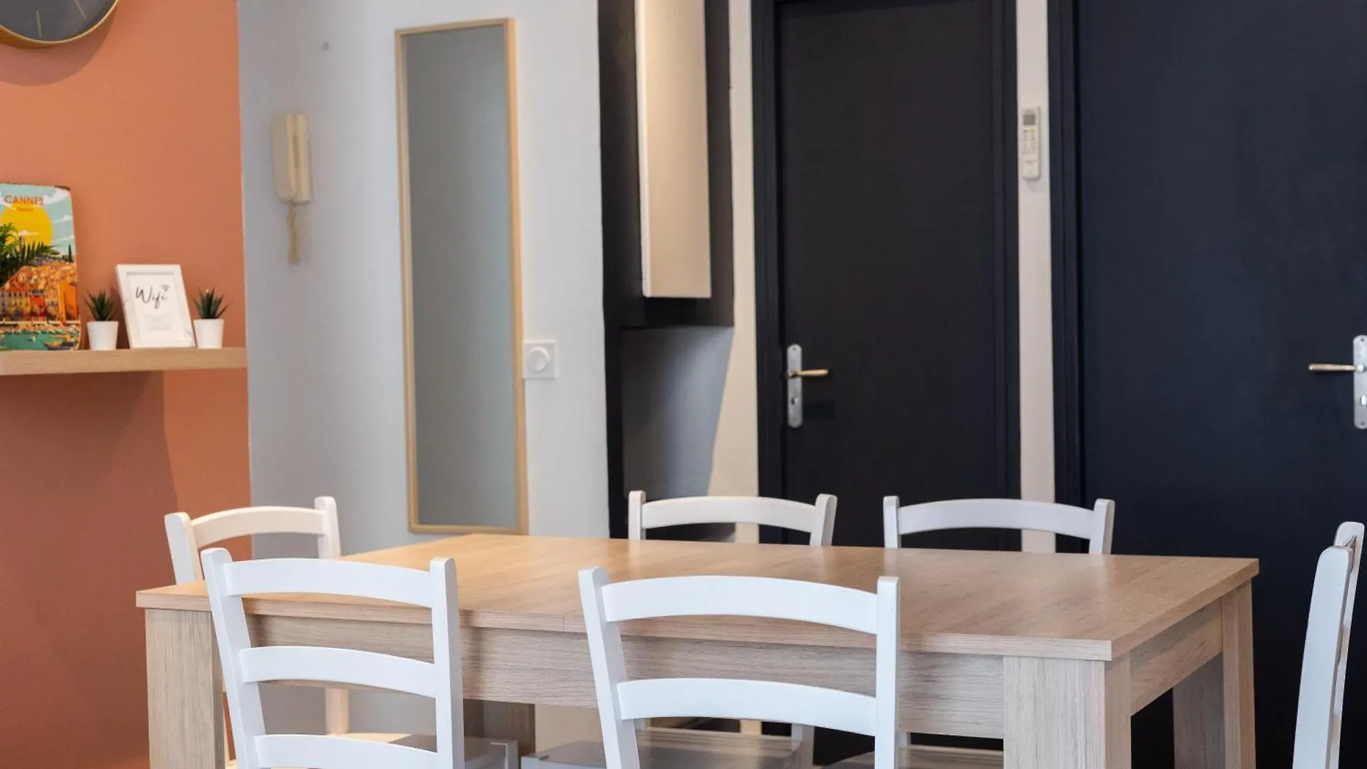 Modern Apartments Located In 戛纳